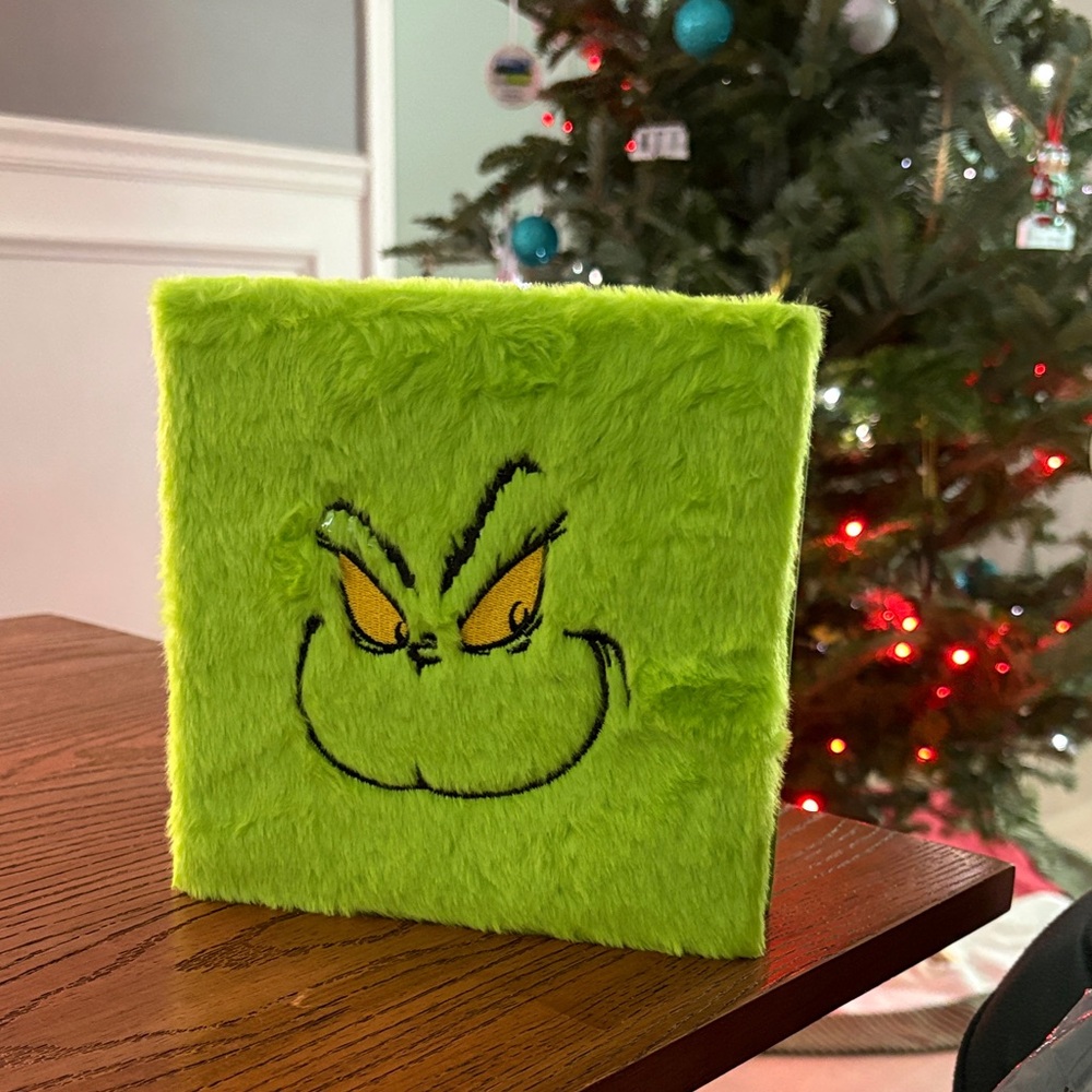 The Grinch Furry Face Box of Cozy Embroidered Crew Socks - Green/Pink 4-10